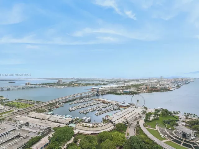 2-bedroom condo for sale in Miami - 244 Biscayne Blvd 3903 - MondialRealty