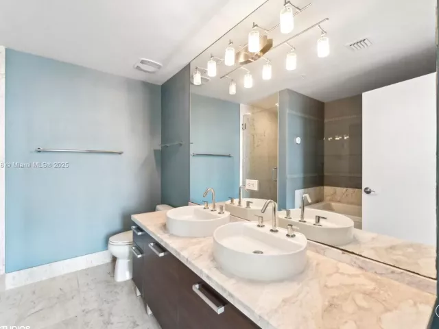 2-bedroom condo for sale in Miami - 244 Biscayne Blvd 3903 - MondialRealty