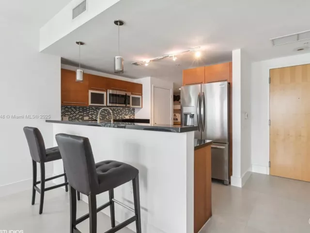 2-bedroom condo for sale in Miami - 244 Biscayne Blvd 3903 - MondialRealty