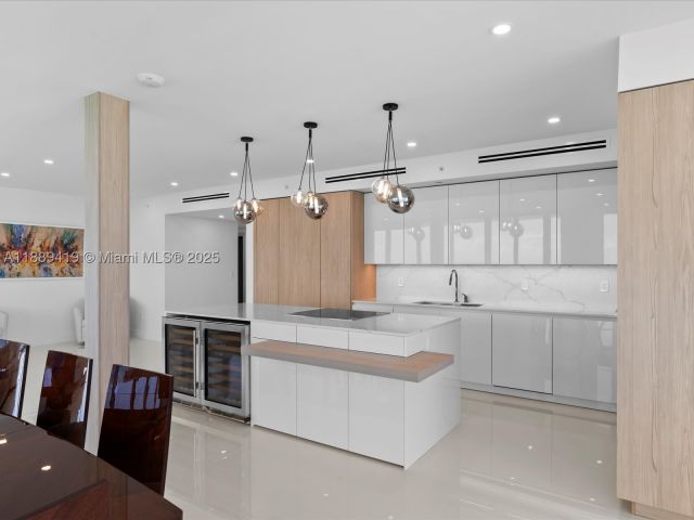 4-bedroom condo for sale in Hollywood - 3101 S Ocean Dr 1608 - MondialRealty