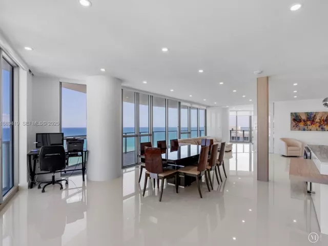 4-bedroom condo for sale in Hollywood - 3101 S Ocean Dr 1608 - MondialRealty