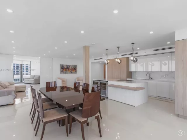 4-bedroom condo for sale in Hollywood - 3101 S Ocean Dr 1608 - MondialRealty