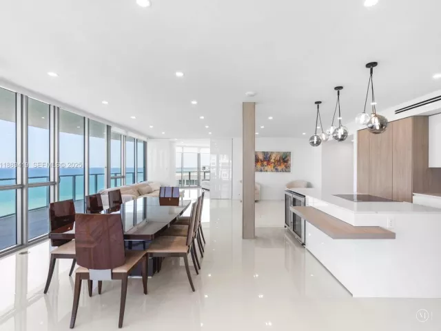4-bedroom condo for sale in Hollywood - 3101 S Ocean Dr 1608 - MondialRealty