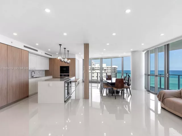 4-bedroom condo for sale in Hollywood - 3101 S Ocean Dr 1608 - MondialRealty