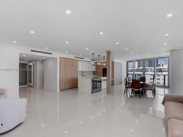 4-bedroom condo for sale in Hollywood - 3101 S Ocean Dr 1608 - MondialRealty