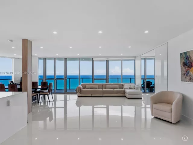 4-bedroom condo for sale in Hollywood - 3101 S Ocean Dr 1608 - MondialRealty