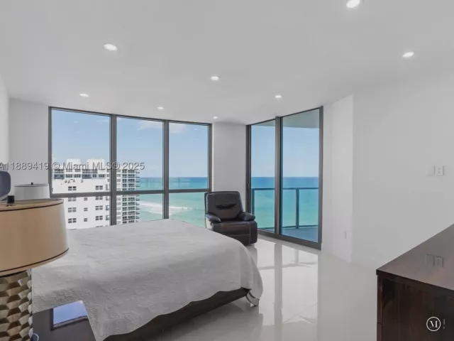 4-bedroom condo for sale in Hollywood - 3101 S Ocean Dr 1608 - MondialRealty