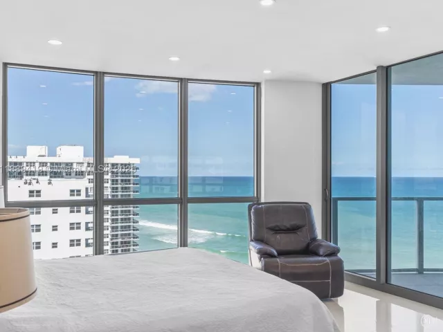 4-bedroom condo for sale in Hollywood - 3101 S Ocean Dr 1608 - MondialRealty