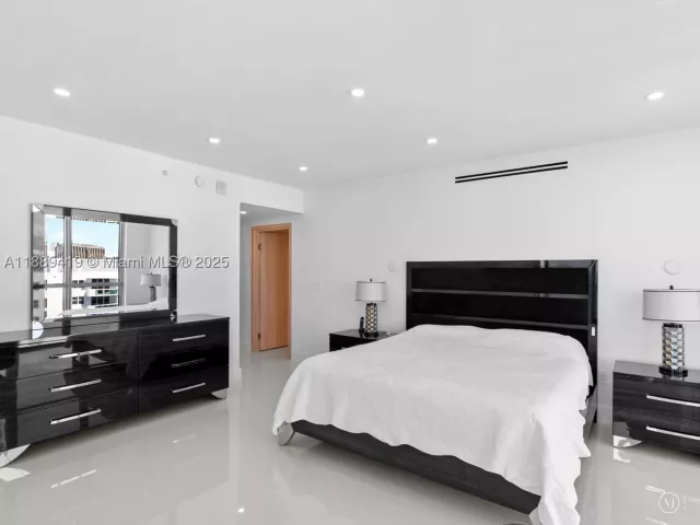 4-bedroom condo for sale in Hollywood - 3101 S Ocean Dr 1608 - MondialRealty