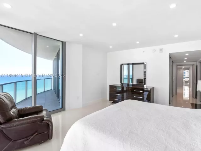 4-bedroom condo for sale in Hollywood - 3101 S Ocean Dr 1608 - MondialRealty