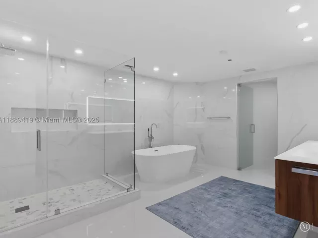 4-bedroom condo for sale in Hollywood - 3101 S Ocean Dr 1608 - MondialRealty