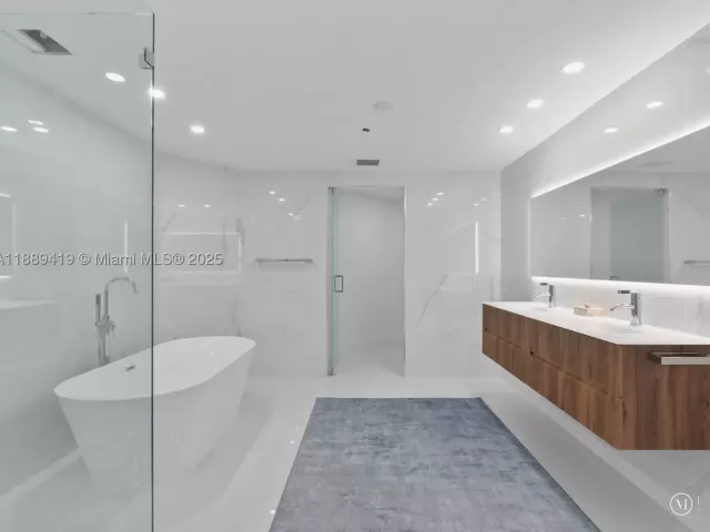 4-bedroom condo for sale in Hollywood - 3101 S Ocean Dr 1608 - MondialRealty