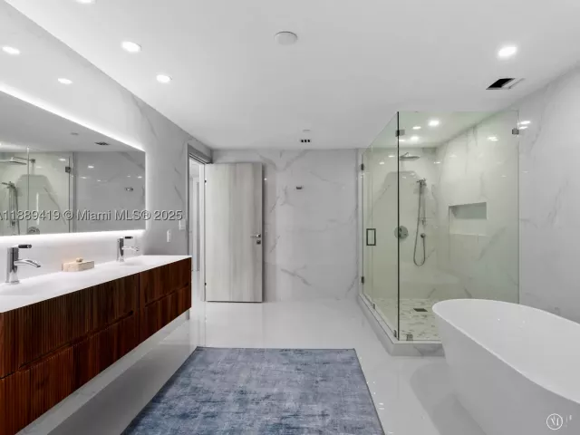 4-bedroom condo for sale in Hollywood - 3101 S Ocean Dr 1608 - MondialRealty