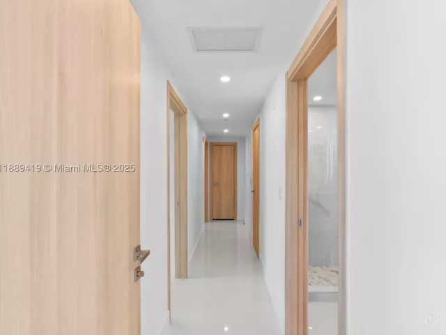 4-bedroom condo for sale in Hollywood - 3101 S Ocean Dr 1608 - MondialRealty