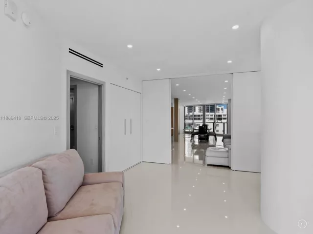 4-bedroom condo for sale in Hollywood - 3101 S Ocean Dr 1608 - MondialRealty