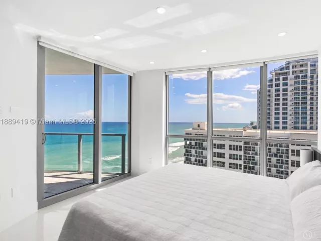 4-bedroom condo for sale in Hollywood - 3101 S Ocean Dr 1608 - MondialRealty