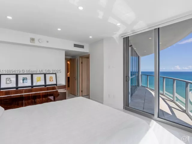 4-bedroom condo for sale in Hollywood - 3101 S Ocean Dr 1608 - MondialRealty