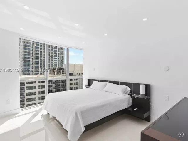 4-bedroom condo for sale in Hollywood - 3101 S Ocean Dr 1608 - MondialRealty