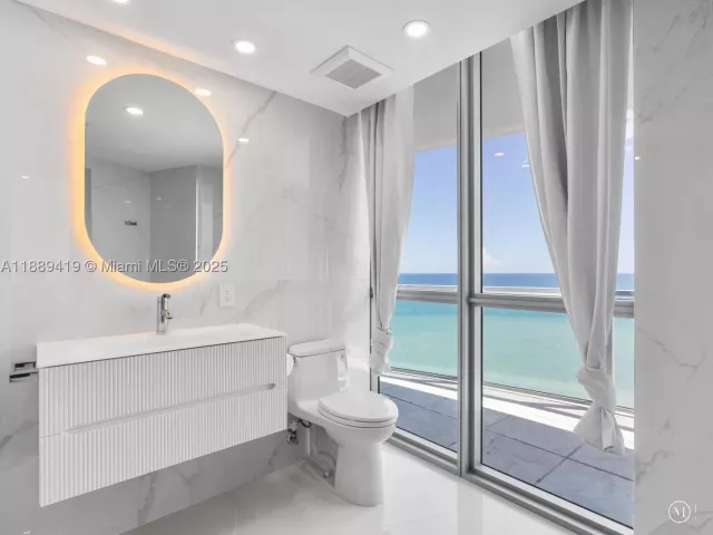 4-bedroom condo for sale in Hollywood - 3101 S Ocean Dr 1608 - MondialRealty