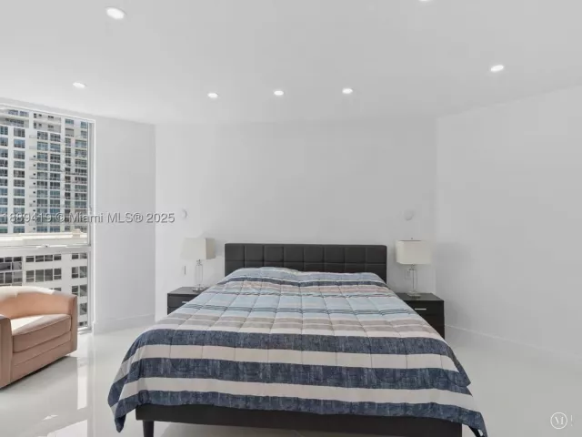 4-bedroom condo for sale in Hollywood - 3101 S Ocean Dr 1608 - MondialRealty