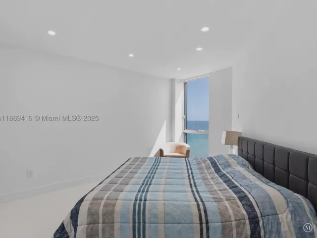 4-bedroom condo for sale in Hollywood - 3101 S Ocean Dr 1608 - MondialRealty