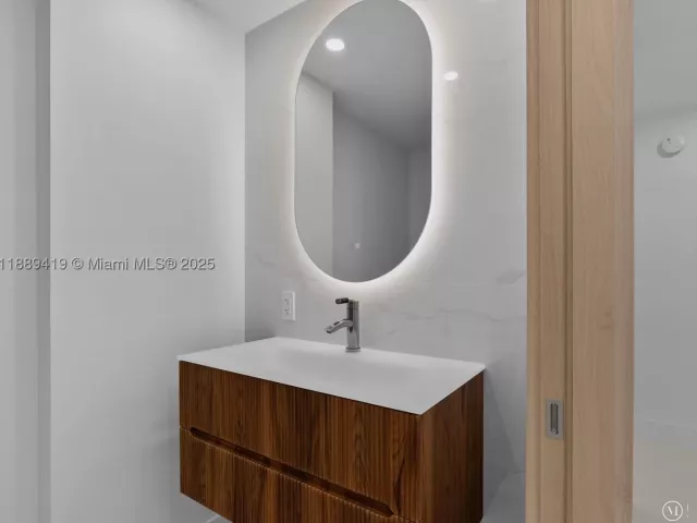 4-bedroom condo for sale in Hollywood - 3101 S Ocean Dr 1608 - MondialRealty