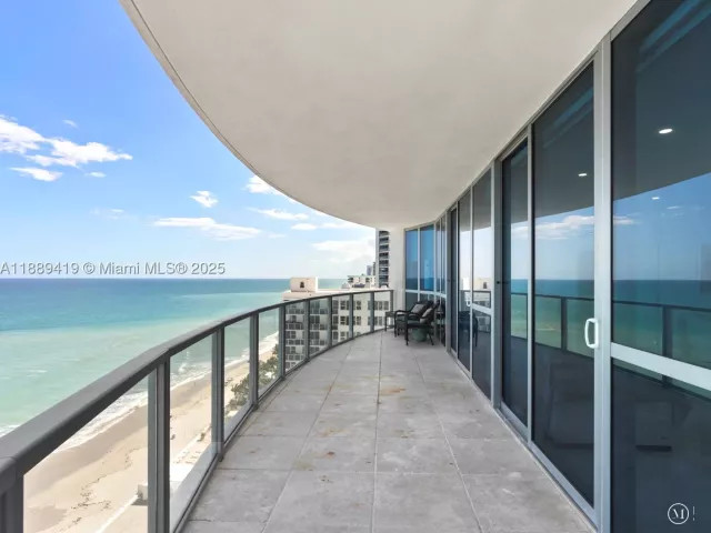 4-bedroom condo for sale in Hollywood - 3101 S Ocean Dr 1608 - MondialRealty
