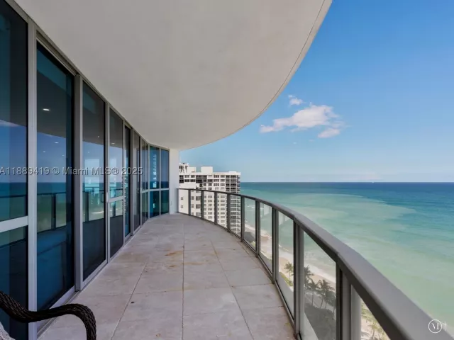 4-bedroom condo for sale in Hollywood - 3101 S Ocean Dr 1608 - MondialRealty