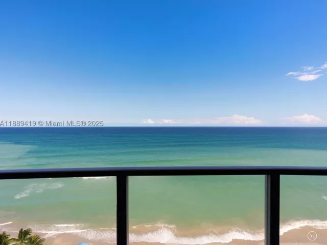 4-bedroom condo for sale in Hollywood - 3101 S Ocean Dr 1608 - MondialRealty