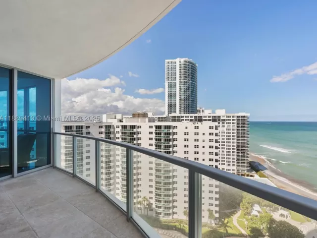 4-bedroom condo for sale in Hollywood - 3101 S Ocean Dr 1608 - MondialRealty