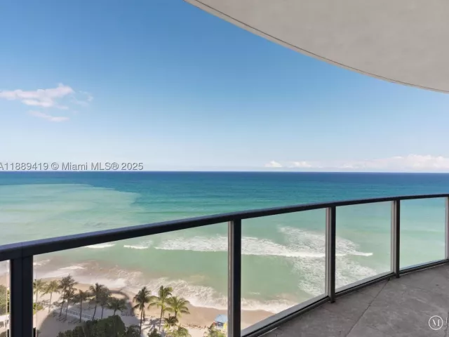 4-bedroom condo for sale in Hollywood - 3101 S Ocean Dr 1608 - MondialRealty