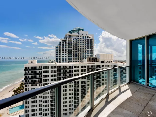 4-bedroom condo for sale in Hollywood - 3101 S Ocean Dr 1608 - MondialRealty