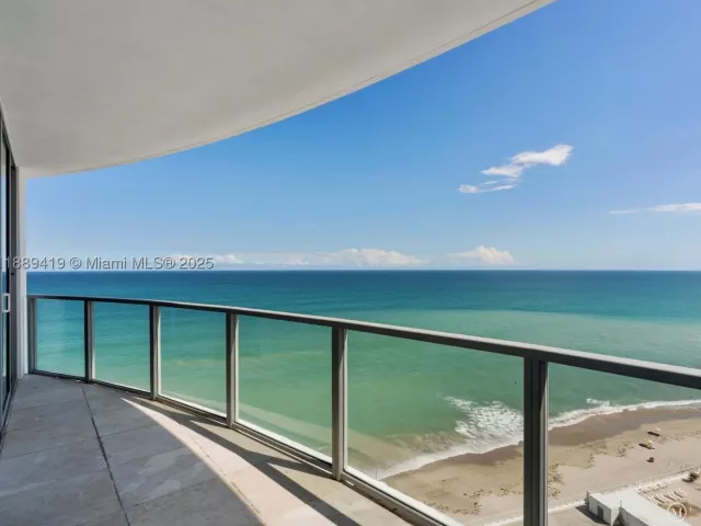 4-bedroom condo for sale in Hollywood - 3101 S Ocean Dr 1608 - MondialRealty
