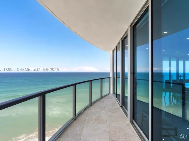 4-bedroom condo for sale in Hollywood - 3101 S Ocean Dr 1608 - MondialRealty