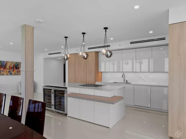 4-bedroom condo for sale in Hollywood - 3101 S Ocean Dr 1608 - MondialRealty