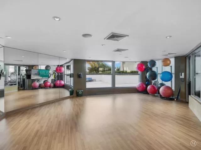 4-bedroom condo for sale in Hollywood - 3101 S Ocean Dr 1608 - MondialRealty