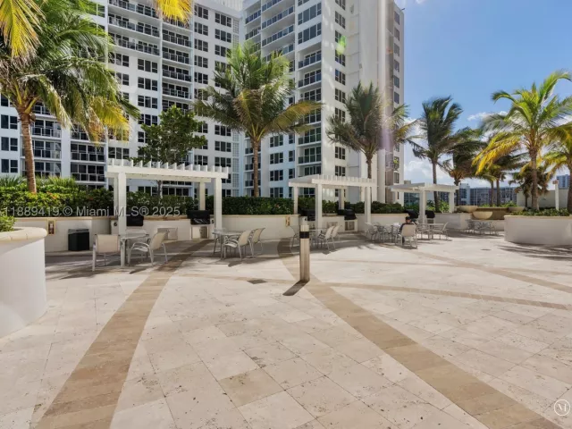 4-bedroom condo for sale in Hollywood - 3101 S Ocean Dr 1608 - MondialRealty
