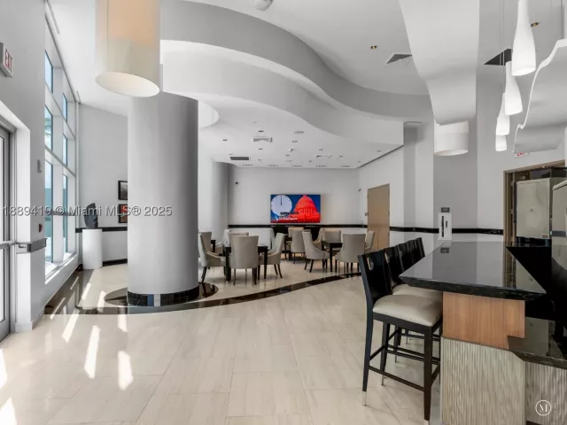 4-bedroom condo for sale in Hollywood - 3101 S Ocean Dr 1608 - MondialRealty