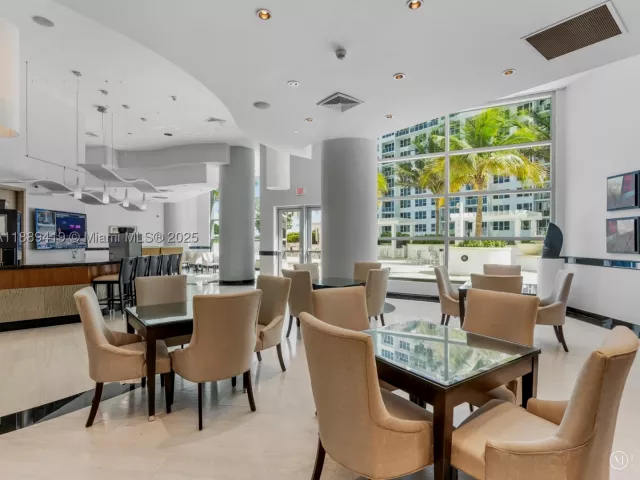 4-bedroom condo for sale in Hollywood - 3101 S Ocean Dr 1608 - MondialRealty