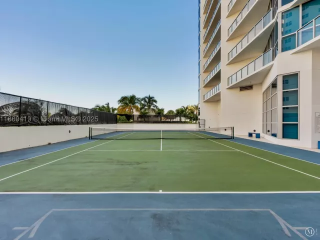 4-bedroom condo for sale in Hollywood - 3101 S Ocean Dr 1608 - MondialRealty