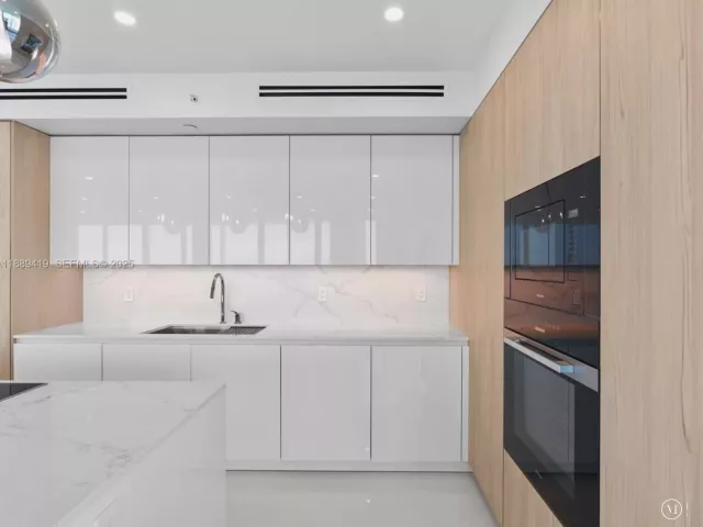 4-bedroom condo for sale in Hollywood - 3101 S Ocean Dr 1608 - MondialRealty