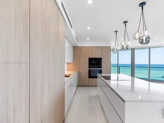 4-bedroom condo for sale in Hollywood - 3101 S Ocean Dr 1608 - MondialRealty