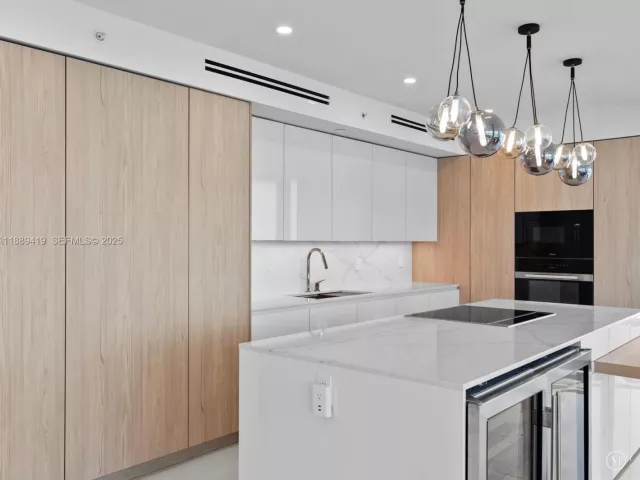 4-bedroom condo for sale in Hollywood - 3101 S Ocean Dr 1608 - MondialRealty