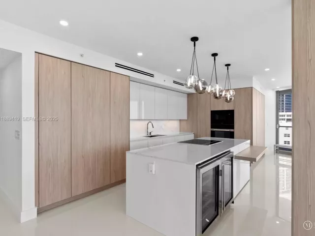 4-bedroom condo for sale in Hollywood - 3101 S Ocean Dr 1608 - MondialRealty