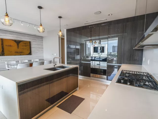 3-bedroom condo for sale in Aventura - 3250 NE 188th St 603 - MondialRealty