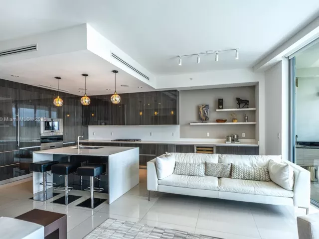 3-bedroom condo for sale in Aventura - 3250 NE 188th St 603 - MondialRealty