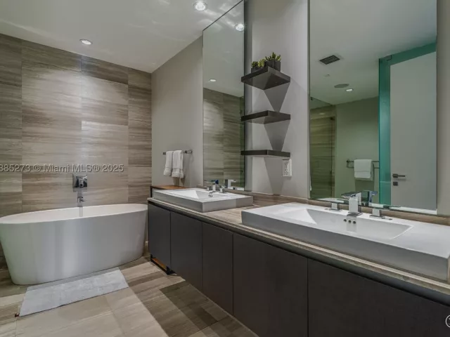 3-bedroom condo for sale in Aventura - 3250 NE 188th St 603 - MondialRealty