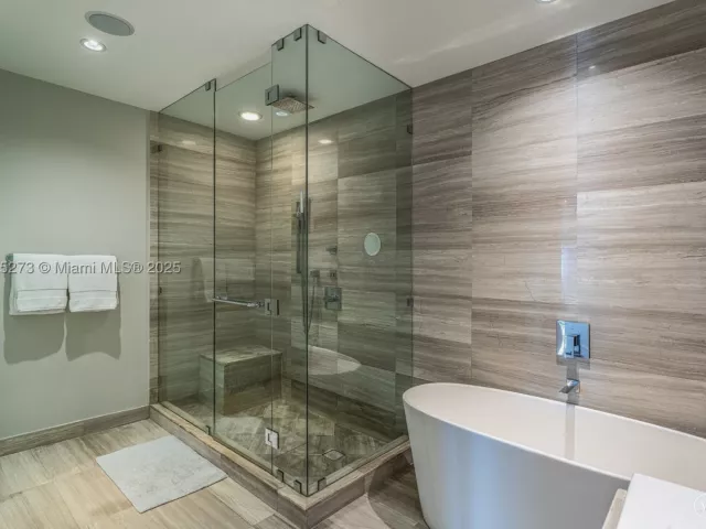 3-bedroom condo for sale in Aventura - 3250 NE 188th St 603 - MondialRealty
