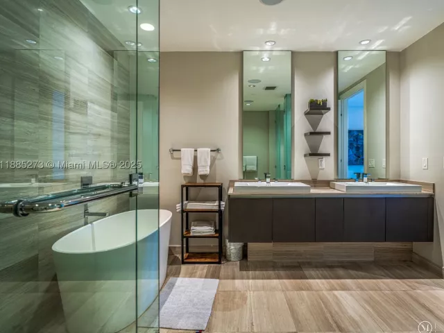 3-bedroom condo for sale in Aventura - 3250 NE 188th St 603 - MondialRealty
