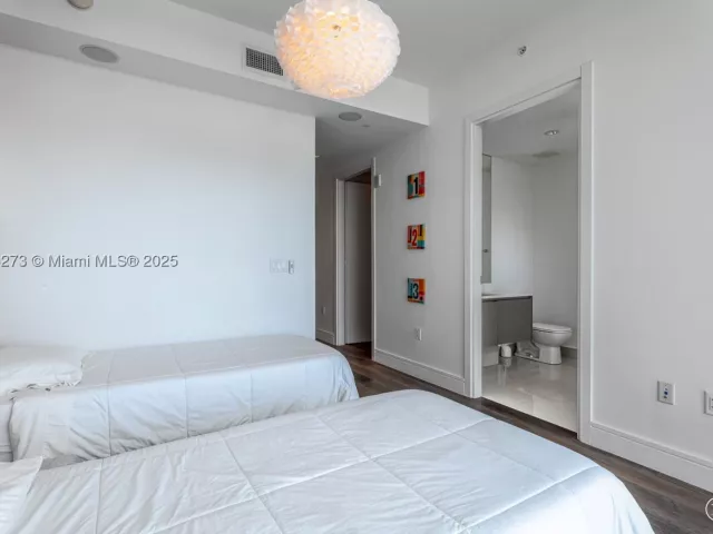 3-bedroom condo for sale in Aventura - 3250 NE 188th St 603 - MondialRealty